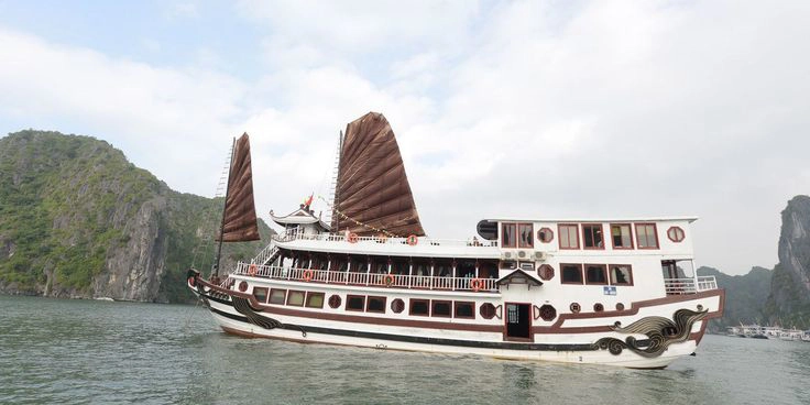 Ha Long Bay day trip vs. overnight cruise