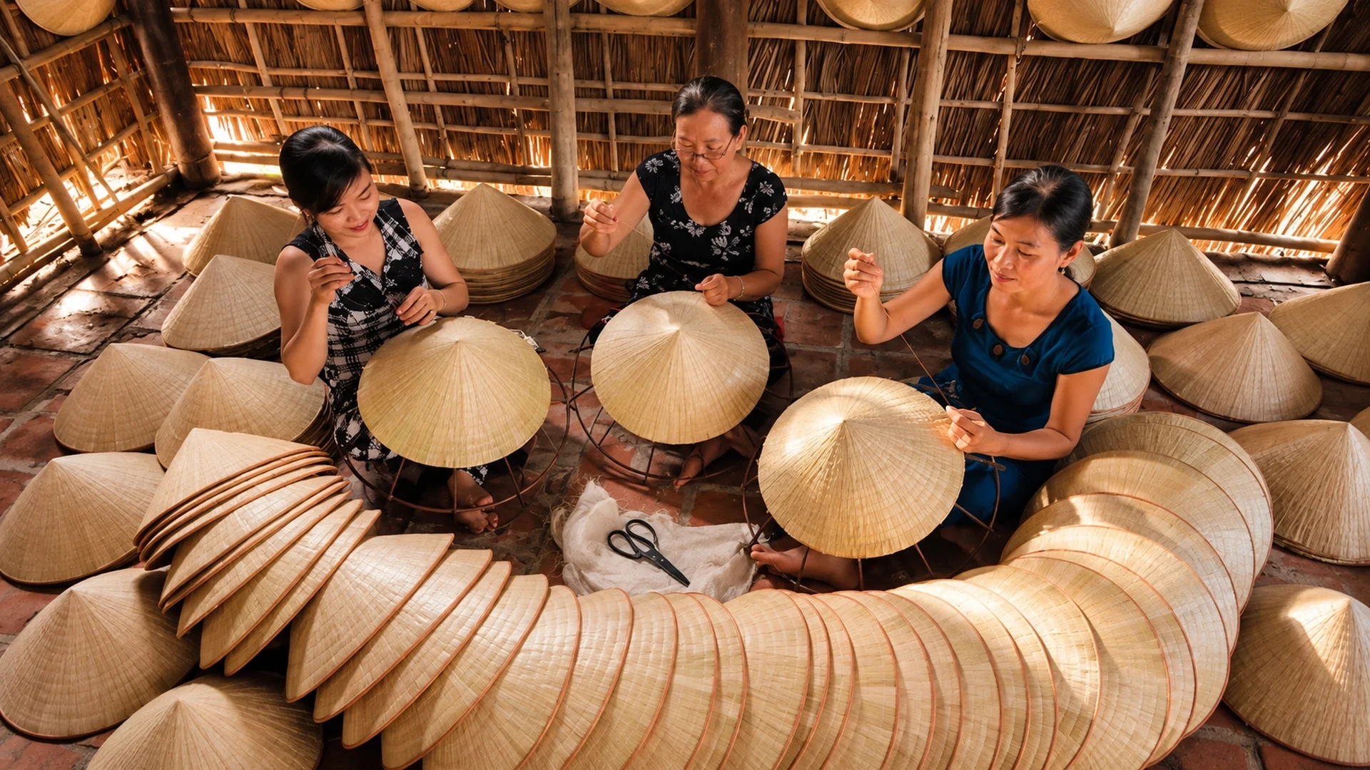 Private Car | Quang Phu Cau Incense Village & Chuong Conical Hat Village from Hanoi