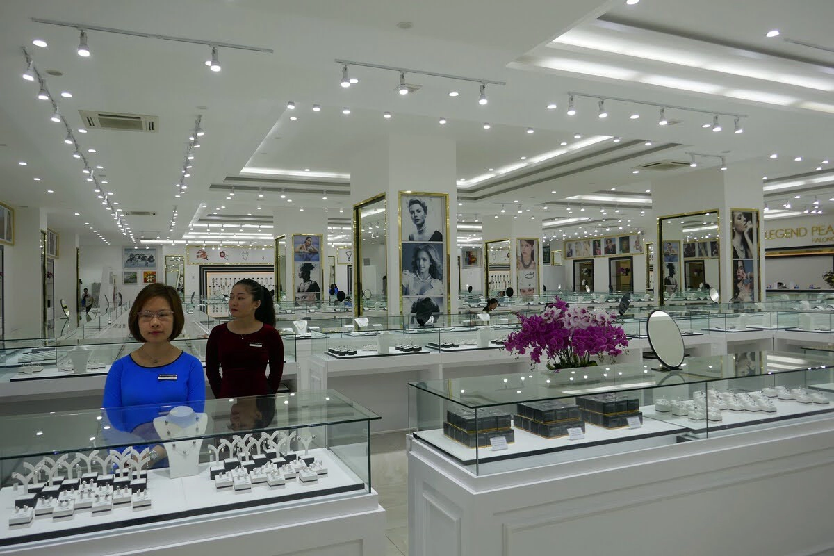 Legend Pearl showroom 