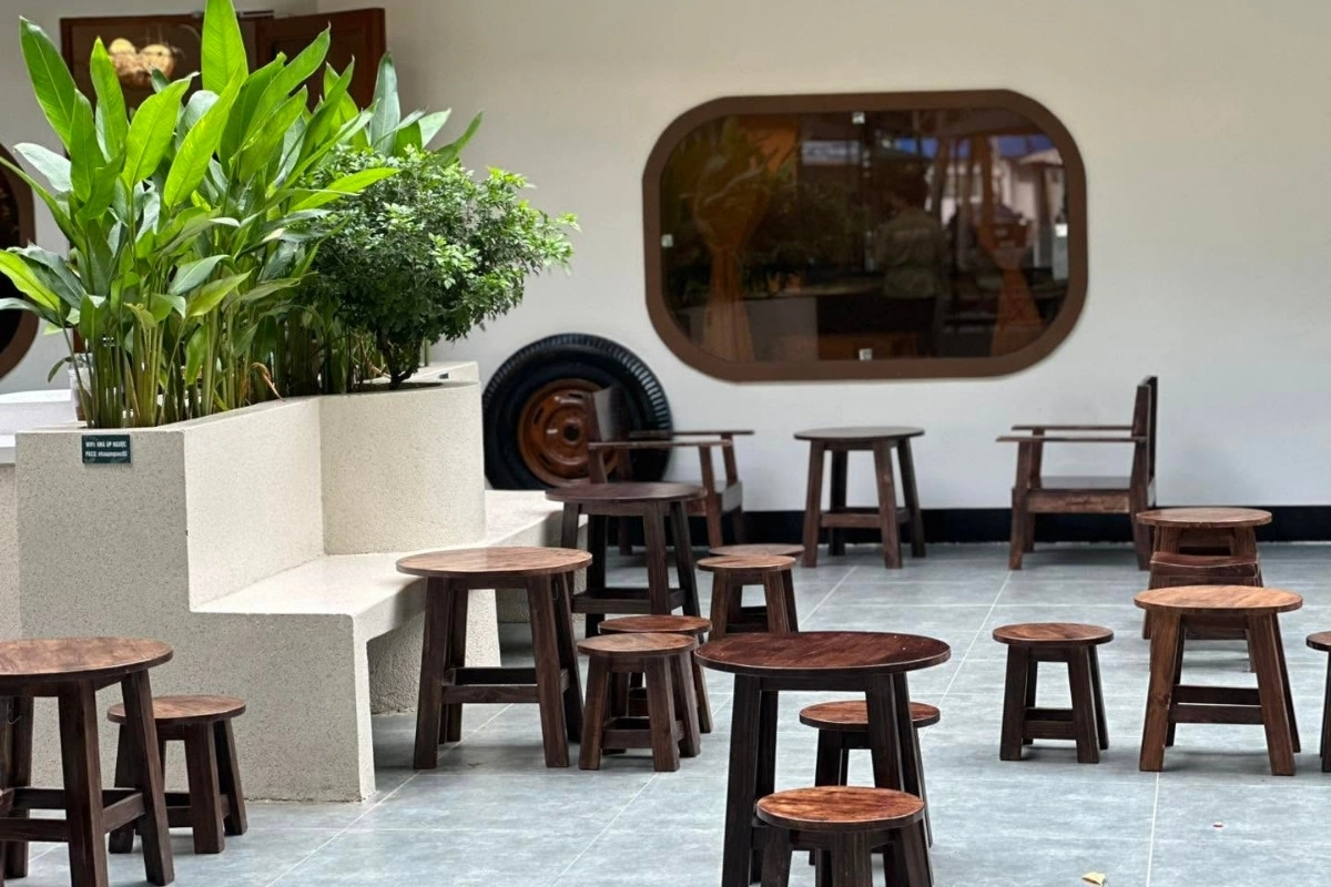 Relaxing cafe area 
