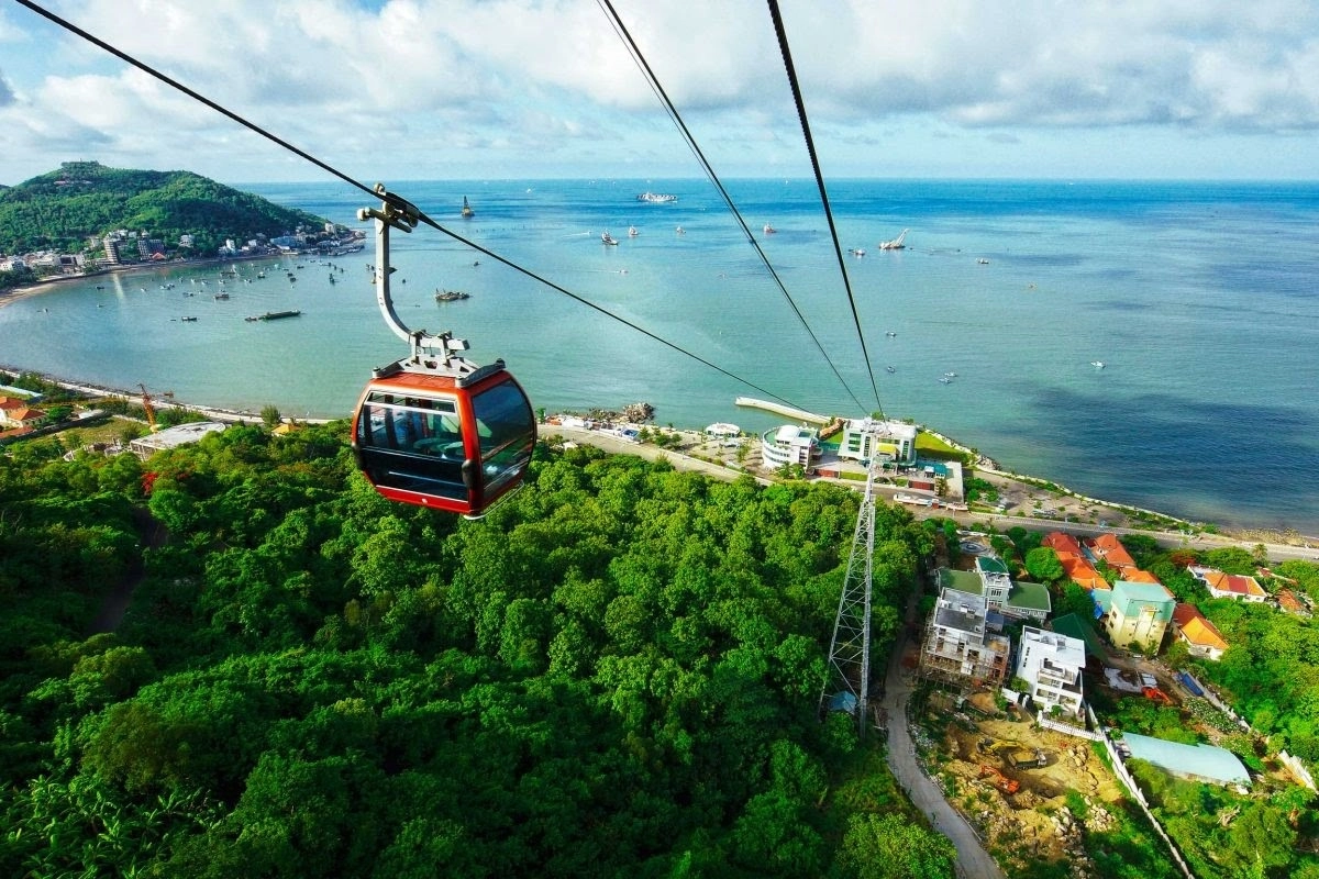 The cable car reveals Vung Tau’s coastline from above