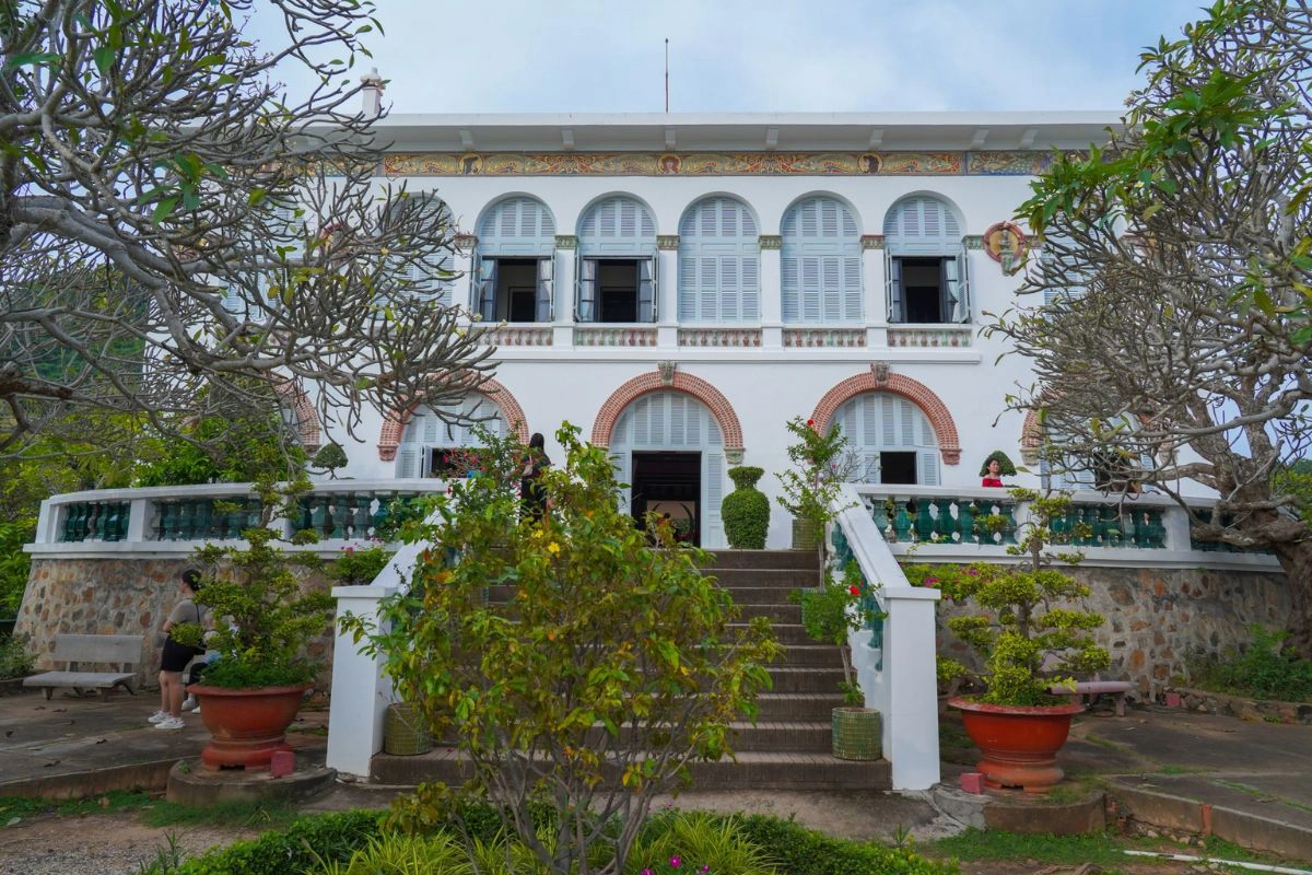 White Palace is easily reached from Vung Tau's central coastal area