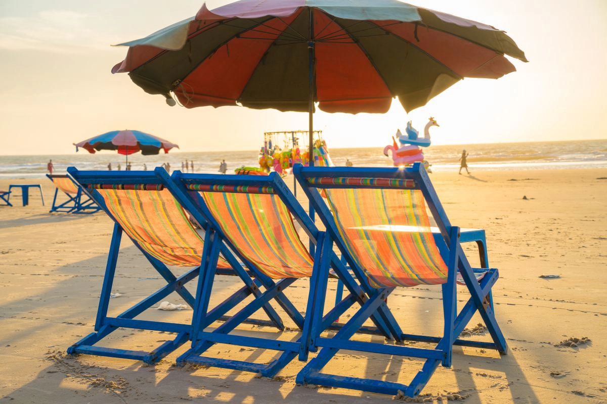 Dry-season sunshine suits beach days and outdoor sightseeing
