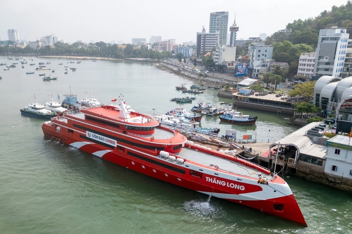 High-speed ferry to Con Dao