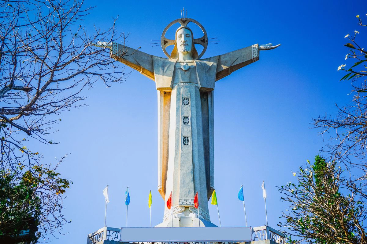 Vung Tau suits a short stay with varied stops and local meals 