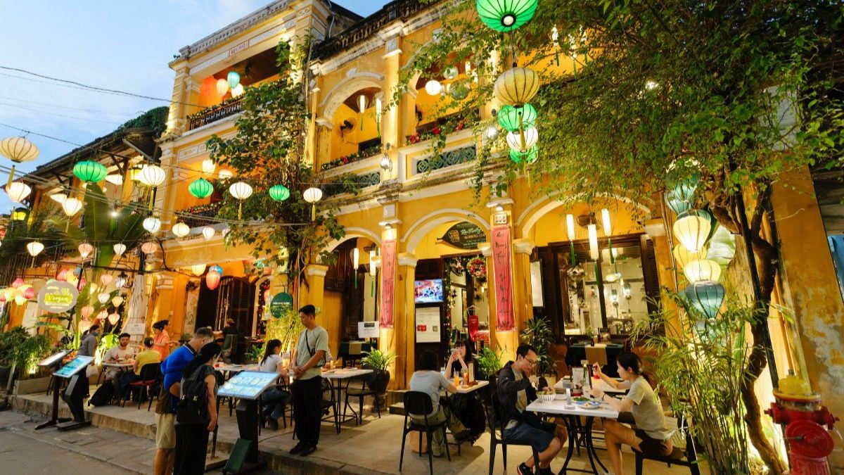 Must-try food experiences beyond traditional restaurants